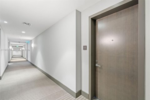 Condo in Miami, Florida, 1 bedroom  № 2001004 - photo 24