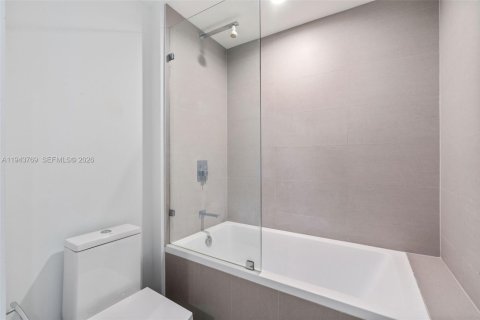 Condo in Miami, Florida, 1 bedroom  № 2001004 - photo 20