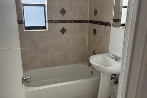 Купить виллу или дом в Холливуд, Флорида 3 спальни, 67.45м2, № 1696500 - фото 13
