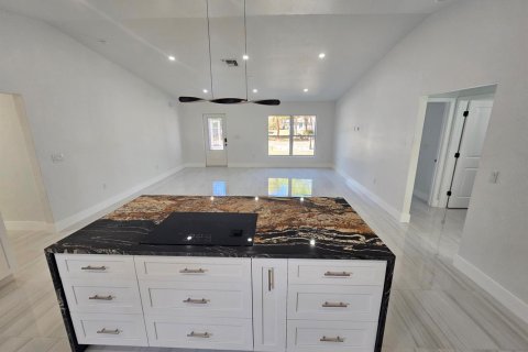 House in Okeechobee, Florida 3 bedrooms, 137.96 sq.m. № 2175791 - photo 4
