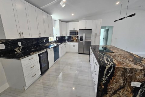 House in Okeechobee, Florida 3 bedrooms, 137.96 sq.m. № 2175791 - photo 5