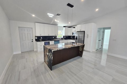 House in Okeechobee, Florida 3 bedrooms, 137.96 sq.m. № 2175791 - photo 6