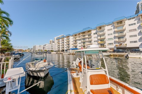 Снять в аренду таунхаус в Норт-Майами-Бич, Флорида 3 спальни, 152.36м2, № 2028006 - фото 2