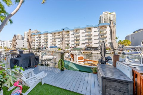 Снять в аренду таунхаус в Норт-Майами-Бич, Флорида 3 спальни, 152.36м2, № 2028006 - фото 7