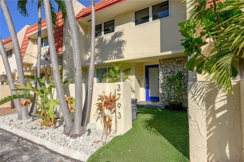 Снять в аренду таунхаус в Норт-Майами-Бич, Флорида 3 спальни, 152.36м2, № 2028006 - фото 30