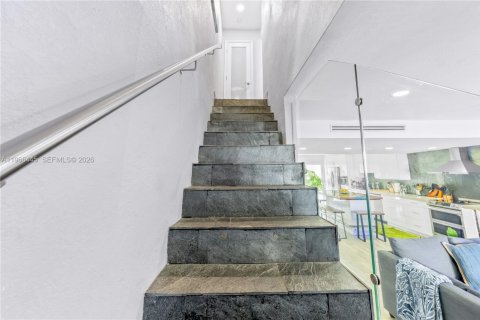 Снять в аренду таунхаус в Норт-Майами-Бич, Флорида 3 спальни, 152.36м2, № 2028006 - фото 17