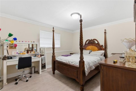 House in Miami, Florida 3 bedrooms, 182.09 sq.m. № 2012947 - photo 9