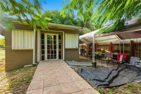 House in Miami, Florida 3 bedrooms, 182.09 sq.m. № 2012947 - photo 26