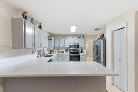 House in Miami, Florida 3 bedrooms, 182.09 sq.m. № 2012947 - photo 18