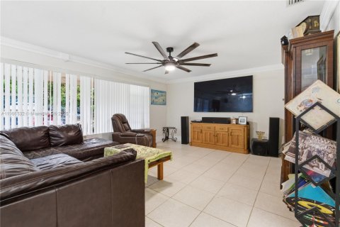 House in Miami, Florida 3 bedrooms, 182.09 sq.m. № 2012947 - photo 22