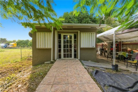 House in Miami, Florida 3 bedrooms, 182.09 sq.m. № 2012947 - photo 27