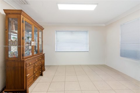 House in Miami, Florida 3 bedrooms, 182.09 sq.m. № 2012947 - photo 14