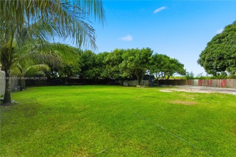 House in Miami, Florida 3 bedrooms, 182.09 sq.m. № 2012947 - photo 28