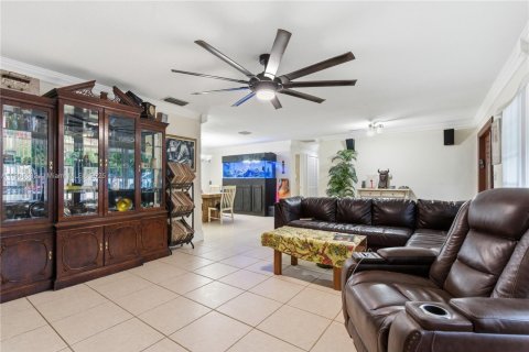 House in Miami, Florida 3 bedrooms, 182.09 sq.m. № 2012947 - photo 25