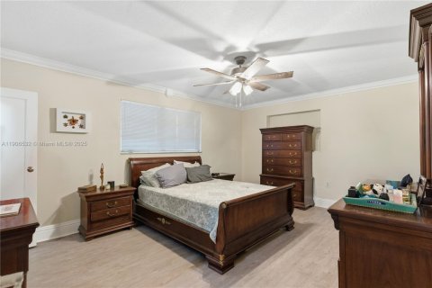 House in Miami, Florida 3 bedrooms, 182.09 sq.m. № 2012947 - photo 12