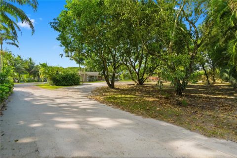 House in Miami, Florida 3 bedrooms, 182.09 sq.m. № 2012947 - photo 30