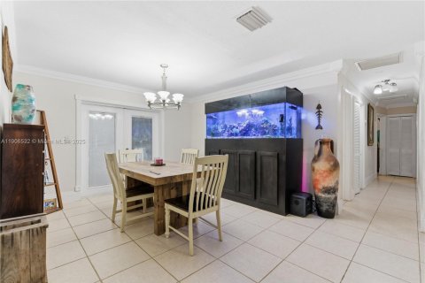 House in Miami, Florida 3 bedrooms, 182.09 sq.m. № 2012947 - photo 21