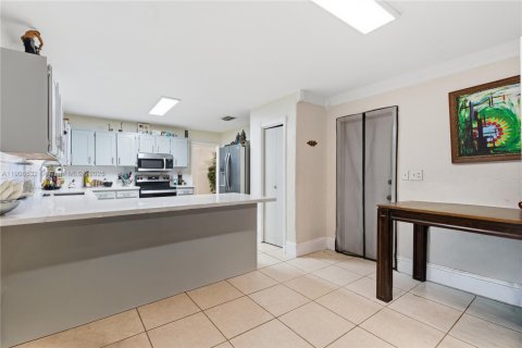 House in Miami, Florida 3 bedrooms, 182.09 sq.m. № 2012947 - photo 15