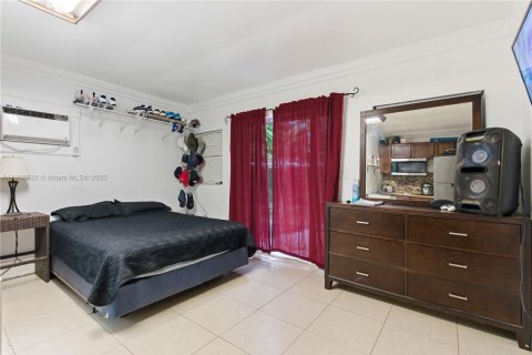 House in Miami, Florida 3 bedrooms, 182.09 sq.m. № 2012947 - photo 8