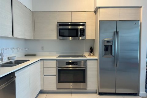 Condo in Miami, Florida, 1 bedroom  № 2070042 - photo 9
