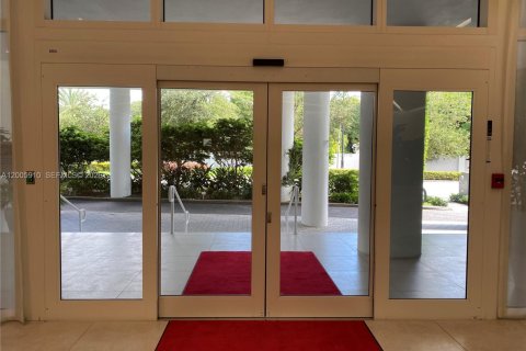 Condo in Miami, Florida, 1 bedroom  № 2070042 - photo 18