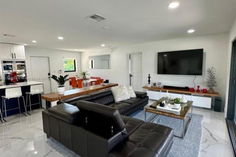 Купить виллу или дом в Лайтхаус-Пойнт, Флорида 3 спальни, 138.24м2, № 1958841 - фото 9