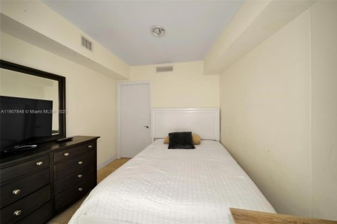 Condo in Hallandale Beach, Florida, 2 bedrooms  № 2052733 - photo 14