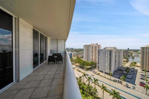 Condo in Hallandale Beach, Florida, 2 bedrooms  № 2052733 - photo 16