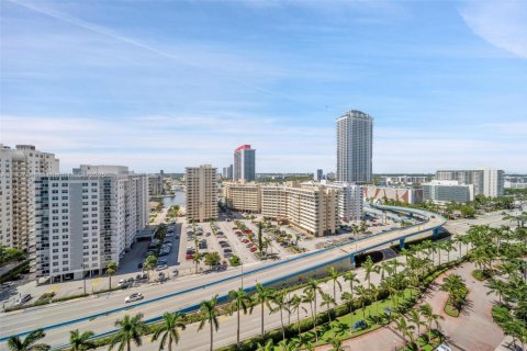 Condo in Hallandale Beach, Florida, 2 bedrooms  № 2052733 - photo 15