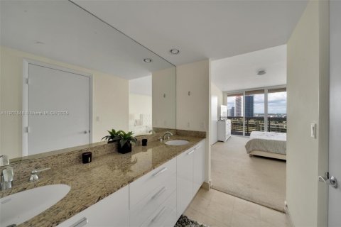 Condo in Hallandale Beach, Florida, 2 bedrooms  № 2052733 - photo 12