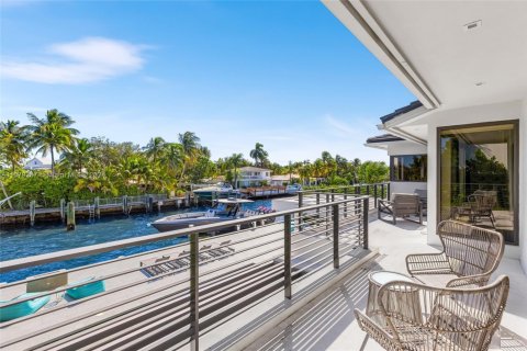 House in North Miami, Florida 6 bedrooms, 534.19 sq.m. № 1728056 - photo 24