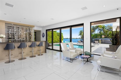 House in North Miami, Florida 6 bedrooms, 534.19 sq.m. № 1728056 - photo 9