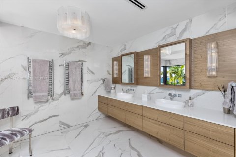 House in North Miami, Florida 6 bedrooms, 534.19 sq.m. № 1728056 - photo 19