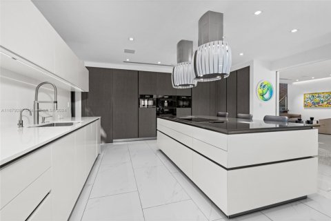 House in North Miami, Florida 6 bedrooms, 534.19 sq.m. № 1728056 - photo 10