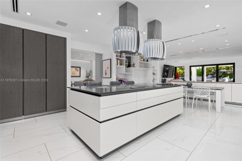 House in North Miami, Florida 6 bedrooms, 534.19 sq.m. № 1728056 - photo 11