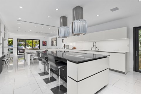 House in North Miami, Florida 6 bedrooms, 534.19 sq.m. № 1728056 - photo 12