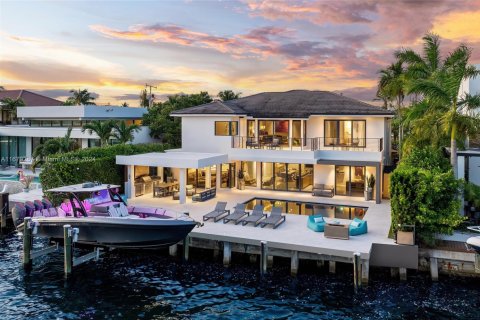 House in North Miami, Florida 6 bedrooms, 534.19 sq.m. № 1728056 - photo 1