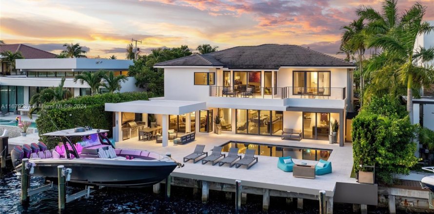 House in North Miami, Florida 6 bedrooms, 534.19 sq.m. № 1728056