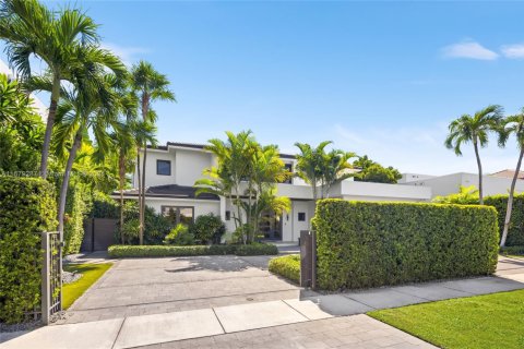 House in North Miami, Florida 6 bedrooms, 534.19 sq.m. № 1728056 - photo 2
