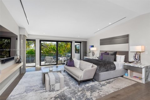 House in North Miami, Florida 6 bedrooms, 534.19 sq.m. № 1728056 - photo 15