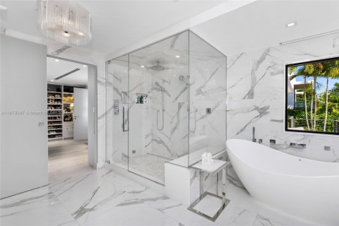 House in North Miami, Florida 6 bedrooms, 534.19 sq.m. № 1728056 - photo 18