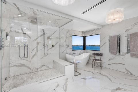 House in North Miami, Florida 6 bedrooms, 534.19 sq.m. № 1728056 - photo 17