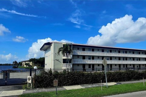 Condo in Miami, Florida, 1 bedroom  № 1991327 - photo 1