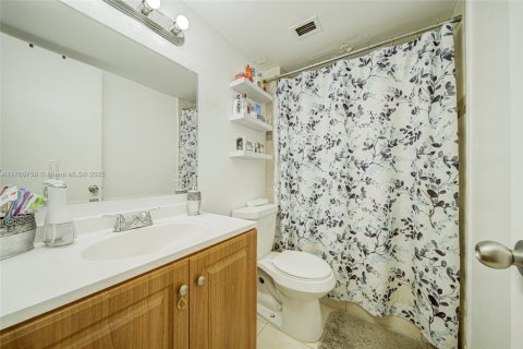 Condo in Miami, Florida, 2 bedrooms  № 1692574 - photo 17