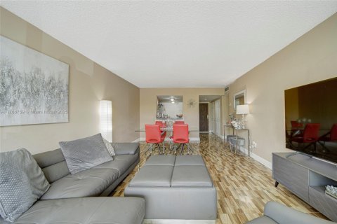 Condo in Miami, Florida, 2 bedrooms  № 1692574 - photo 6