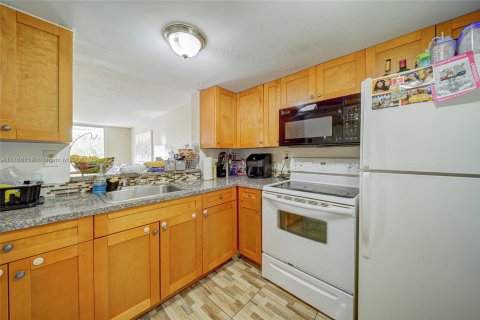 Condo in Miami, Florida, 2 bedrooms  № 1692574 - photo 10
