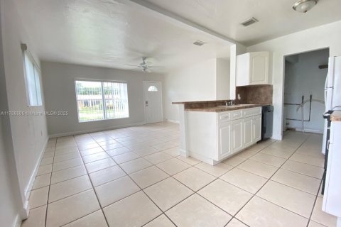 Casa en venta en Miami, Florida, 3 dormitorios, 94.02 m2 № 1938436 - foto 5