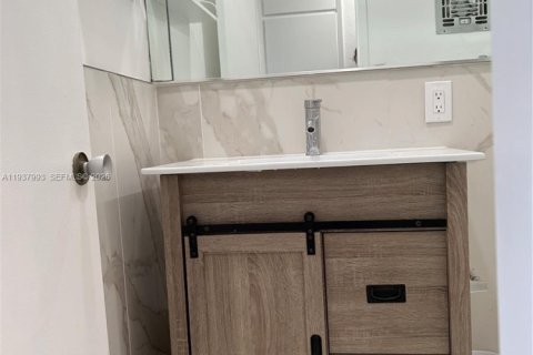 Copropriété à louer à Hallandale Beach, Floride: 1 chambre, 45.89 m2 № 1995796 - photo 10