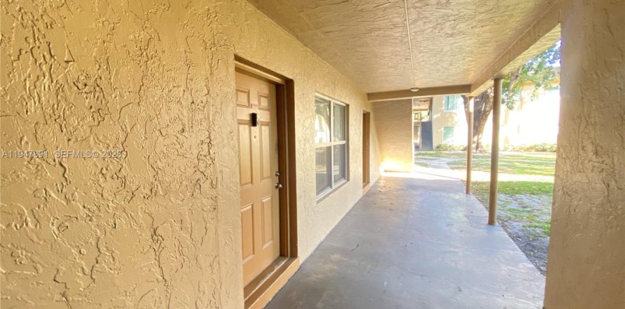 Condo in Lauderdale Lakes, Florida, 3 bedrooms № 2003972