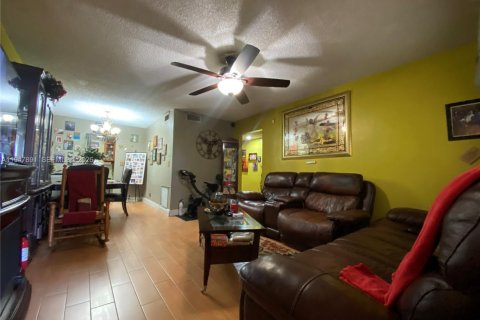 Condo in Lauderdale Lakes, Florida, 3 bedrooms № 2003972 - photo 3